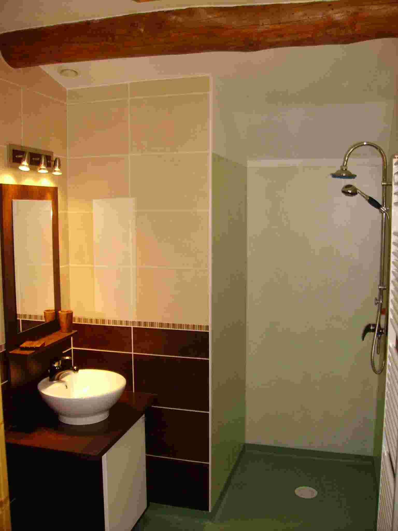 Salle de bain beige marron avec haute définition fonds d'écran ...